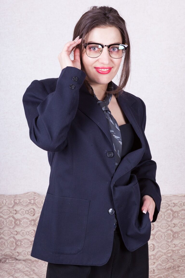 18P La sexy morena con gafas Julia Red posa sola y muestra su manguito