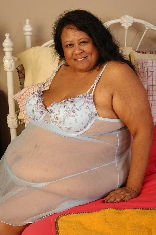 16P SSBBW Debrina suelta sus tetas gordas de la lencería para lamer los pezones