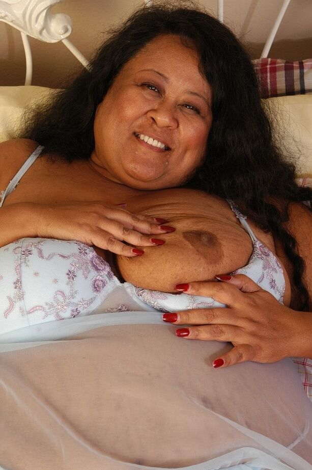 16P SSBBW Debrina suelta sus tetas gordas de la lencería para lamer los pezones