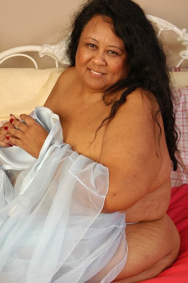 16P SSBBW Debrina suelta sus tetas gordas de la lencería para lamer los pezones