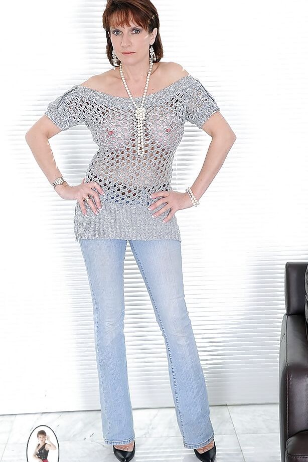 15P Madura lujuriosa en jeans mostrando sus grandes tatas redondas
