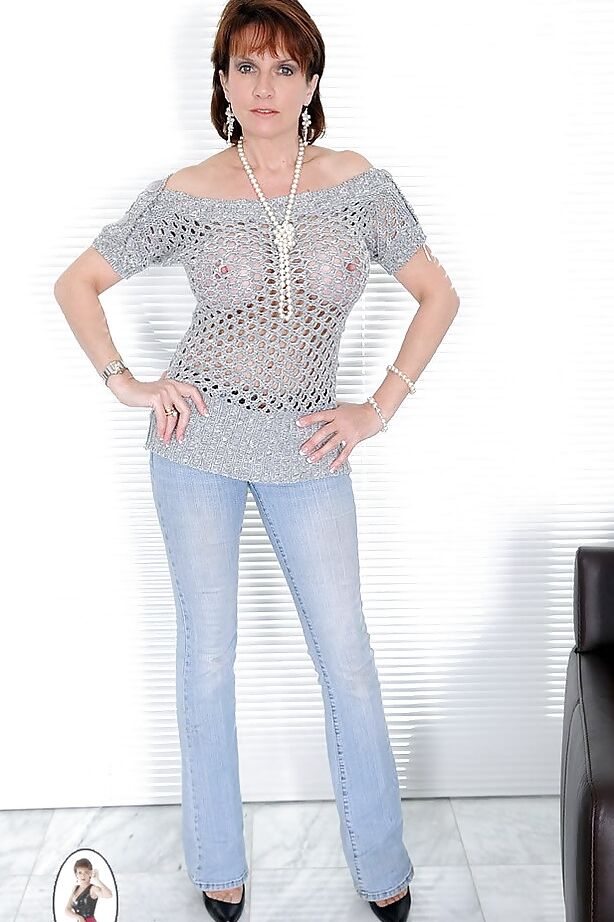 15P Madura lujuriosa en jeans mostrando sus grandes tatas redondas