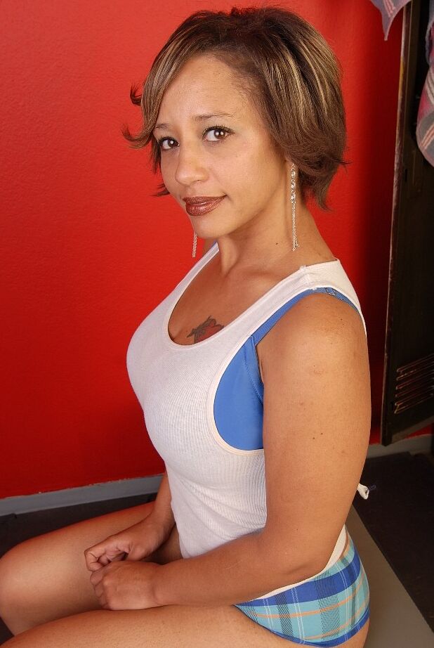 16P Mature Latina Sara está exibindo seus grandes peitos naturais e idiota