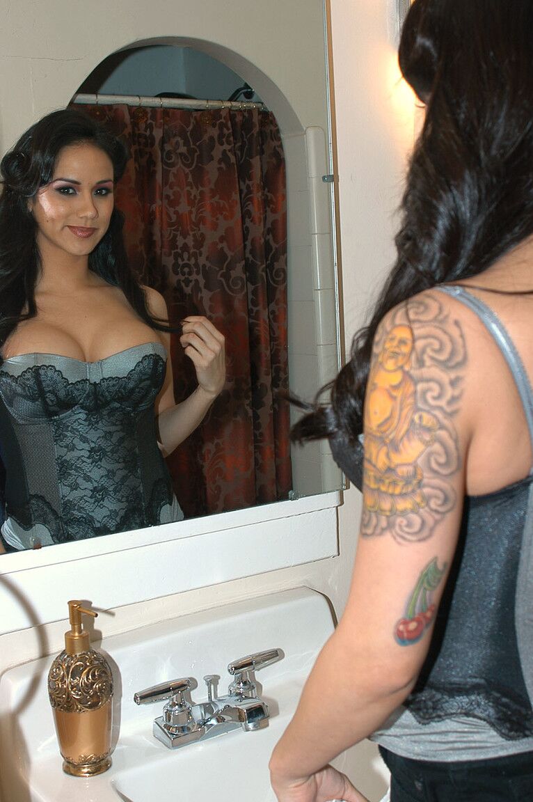 17P A garota morena Nadia Styles experimenta lingerie sexy enquanto é convidada de estrelas pornôs