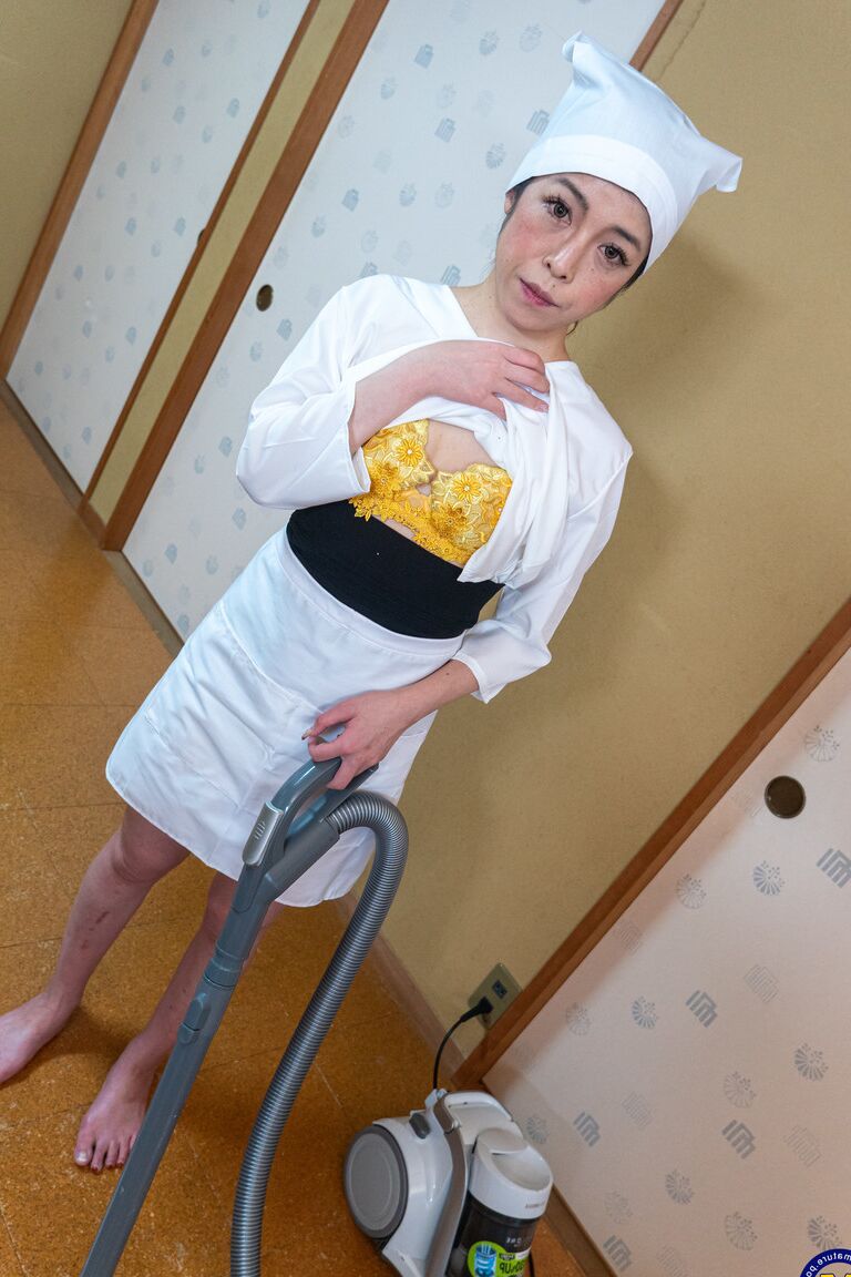 21P La chef madura cachonda Hitomi Akiyama exponiendo su coño peludo y cachondo