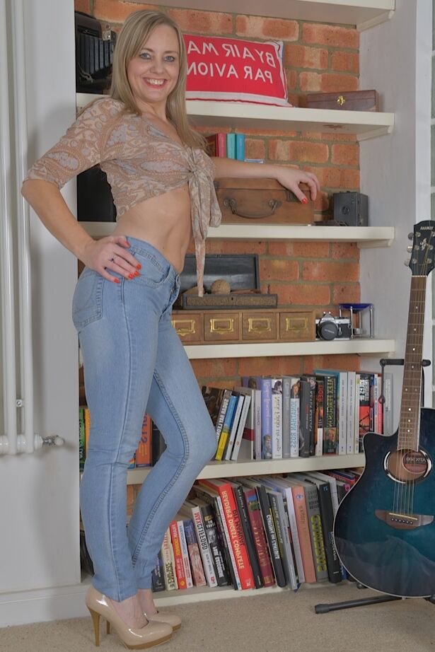16P Leggy blonde chick Sofia Rae exposing large tits while posing in jeans