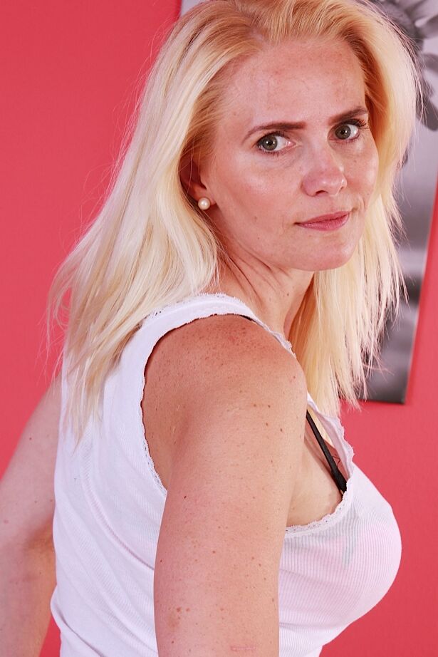16P Madura rubia MILF Sevikova mostrando sus bonitas nalgas vestidas con tanga