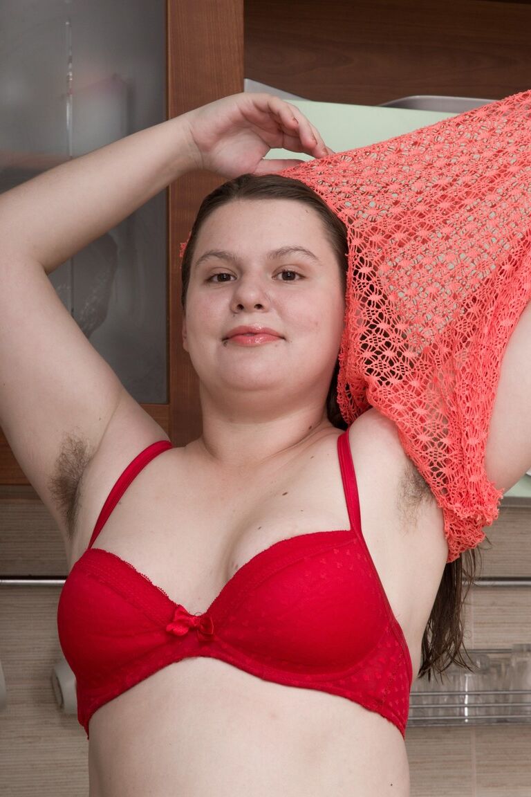 21P Chubby amador Sunshine revela seus grandes mamilos e arbustos na cozinha