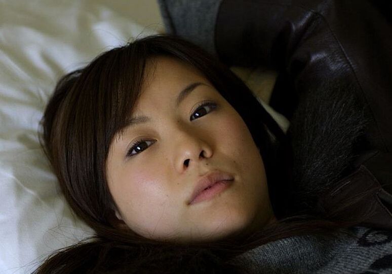 16P La belleza japonesa Kurumi Morishita expone sus firmes tetas mientras se cambia