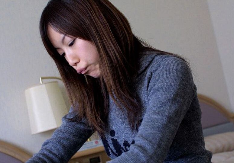 16P La belleza japonesa Kurumi Morishita expone sus firmes tetas mientras se cambia