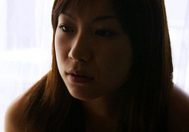 16P La belleza japonesa Kurumi Morishita expone sus firmes tetas mientras se cambia
