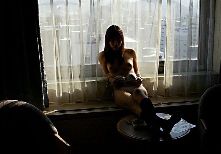 16P La belleza japonesa Kurumi Morishita expone sus firmes tetas mientras se cambia