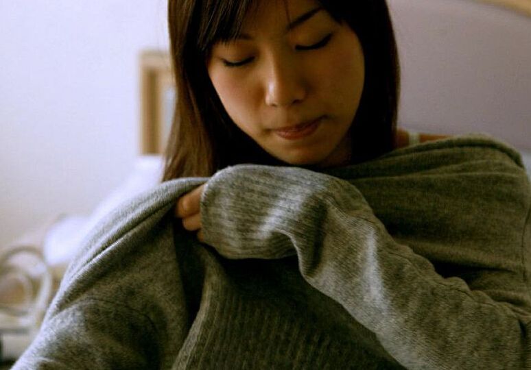 16P La belleza japonesa Kurumi Morishita expone sus firmes tetas mientras se cambia