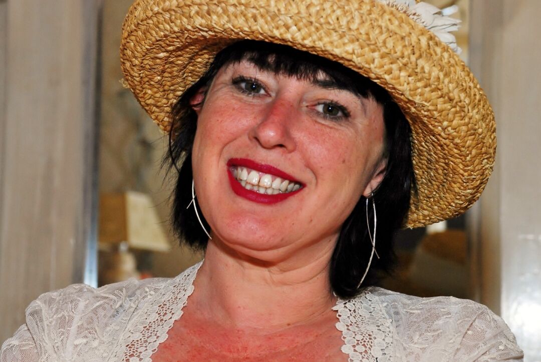 16P Older British lady Juicey Janey pulls out her big natural tits in a straw hat