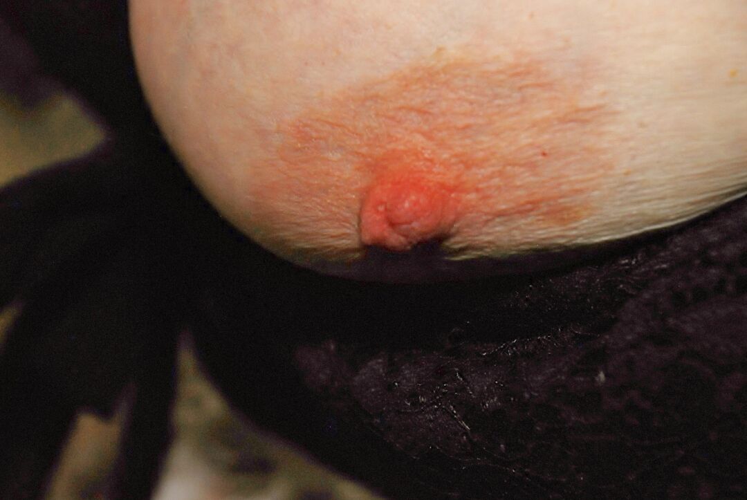 16P Older British lady Juicey Janey pulls out her big natural tits in a straw hat
