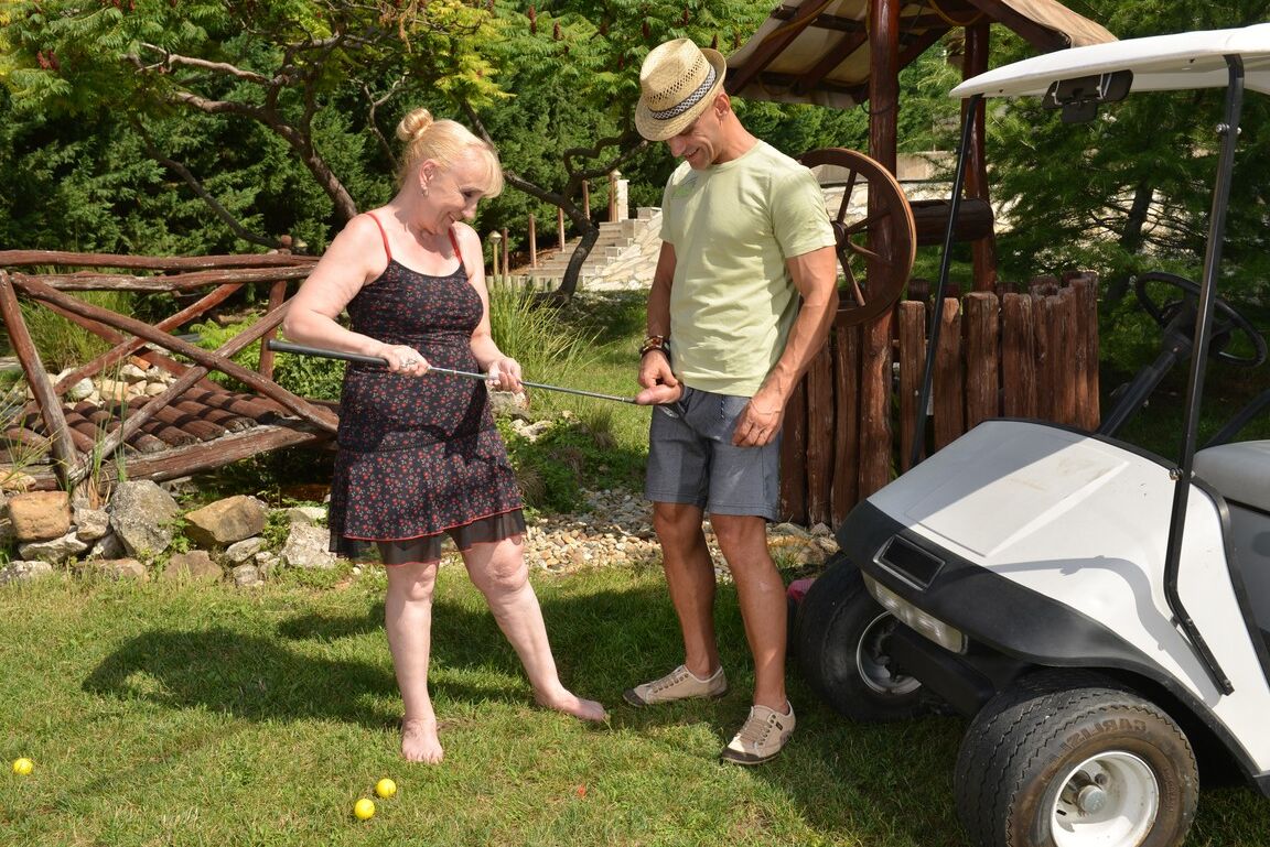 21P La grand-mère sexy Nanney se fait baiser par son étalon excité sur une voiturette de golf