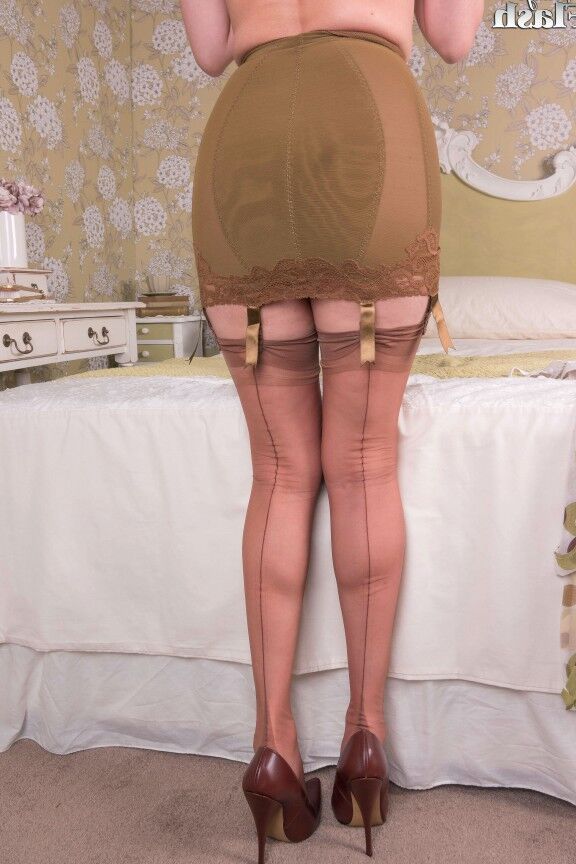 16P Blonde chick with red lips Amber Jayne shows her twat in back seam nylons