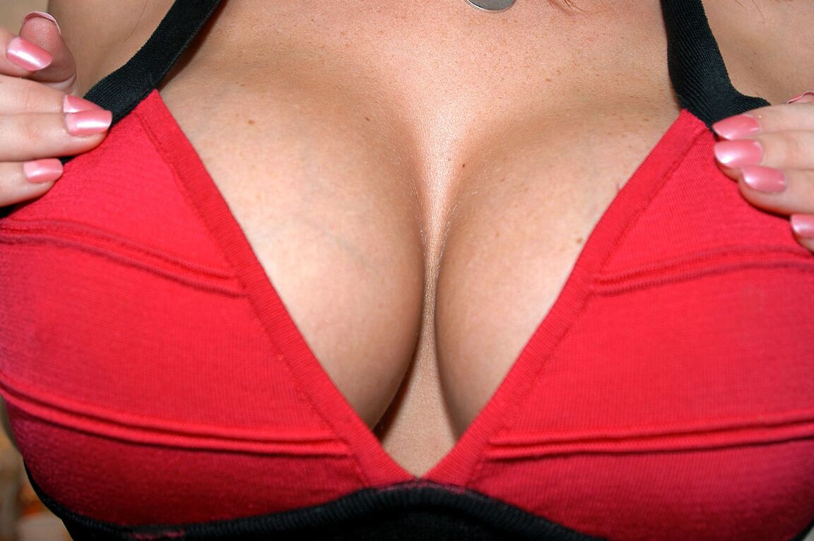 17P La trabajadora sexual británica Sophie Dee se prepara para una noche de sexo con un dúo americano