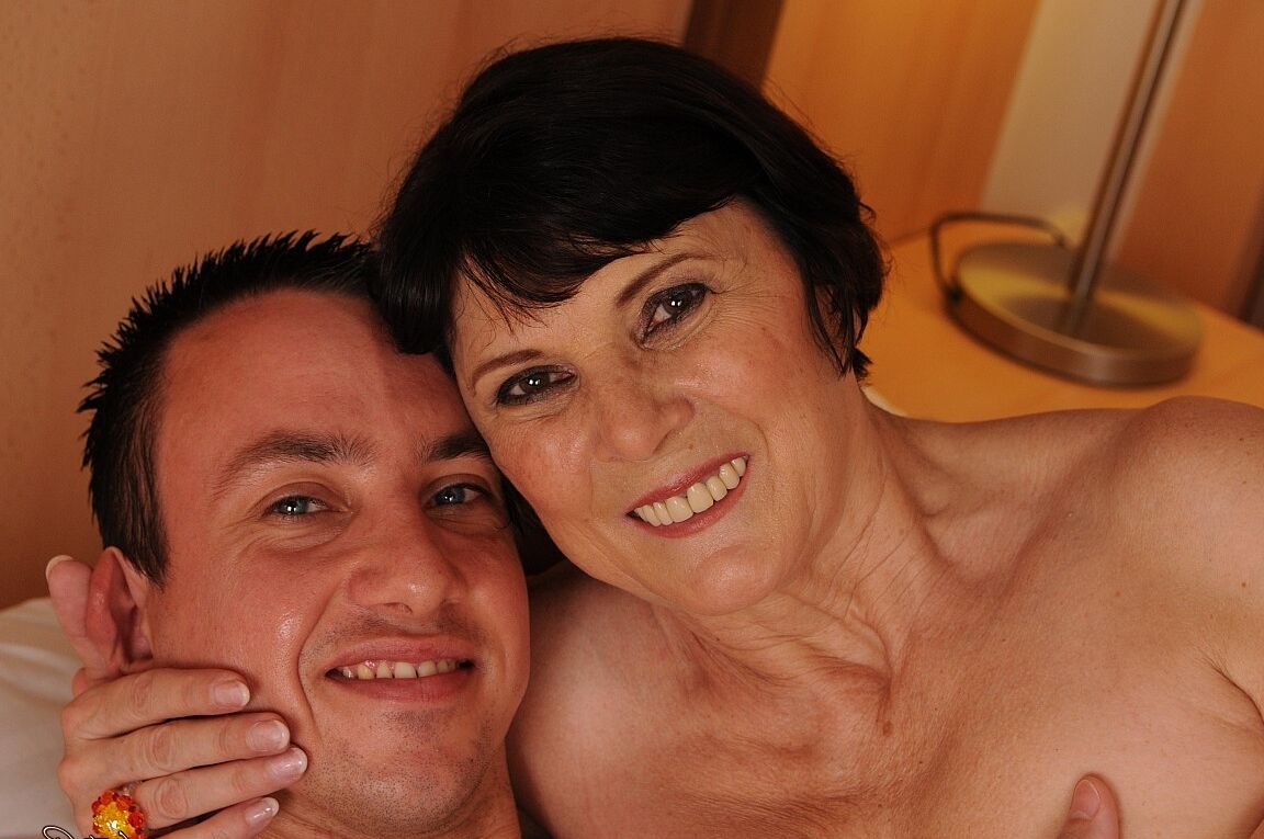 17P Cara tesão fodendo uma mulher madura gordinha totalmente natural Margo T.