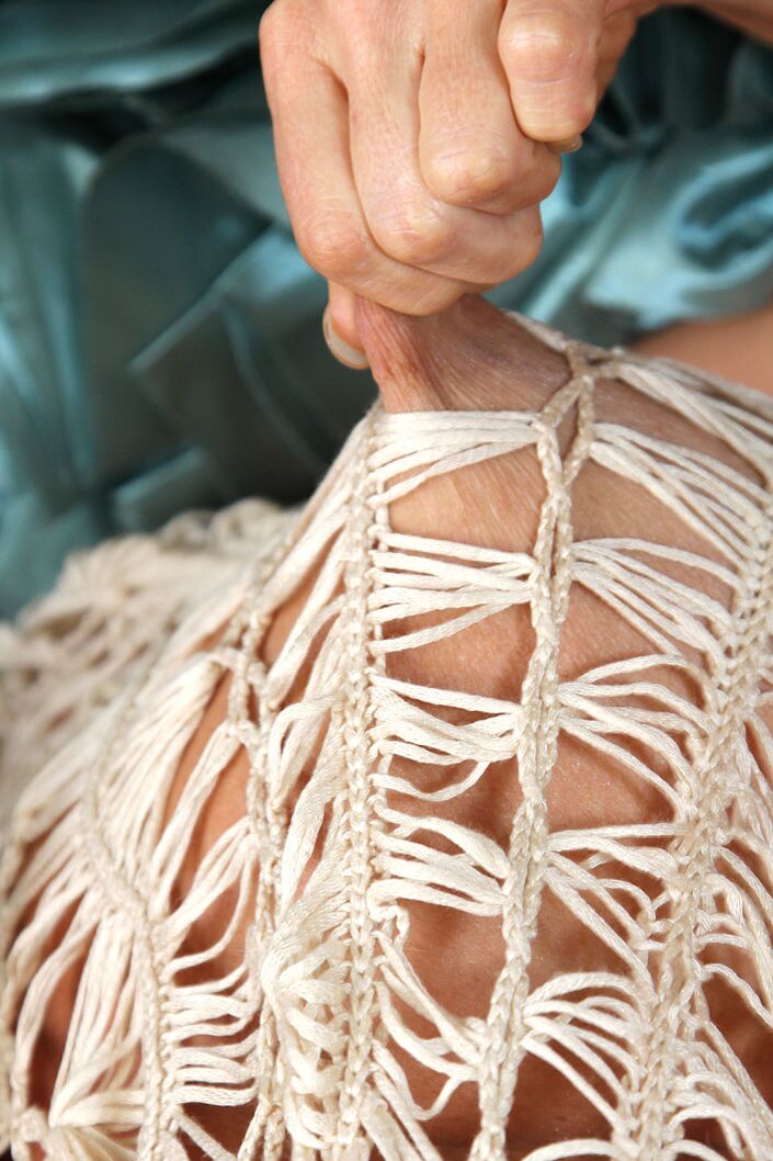 16P L'amatrice blonde Kelly Madison passe sa journée dans une robe transparente.