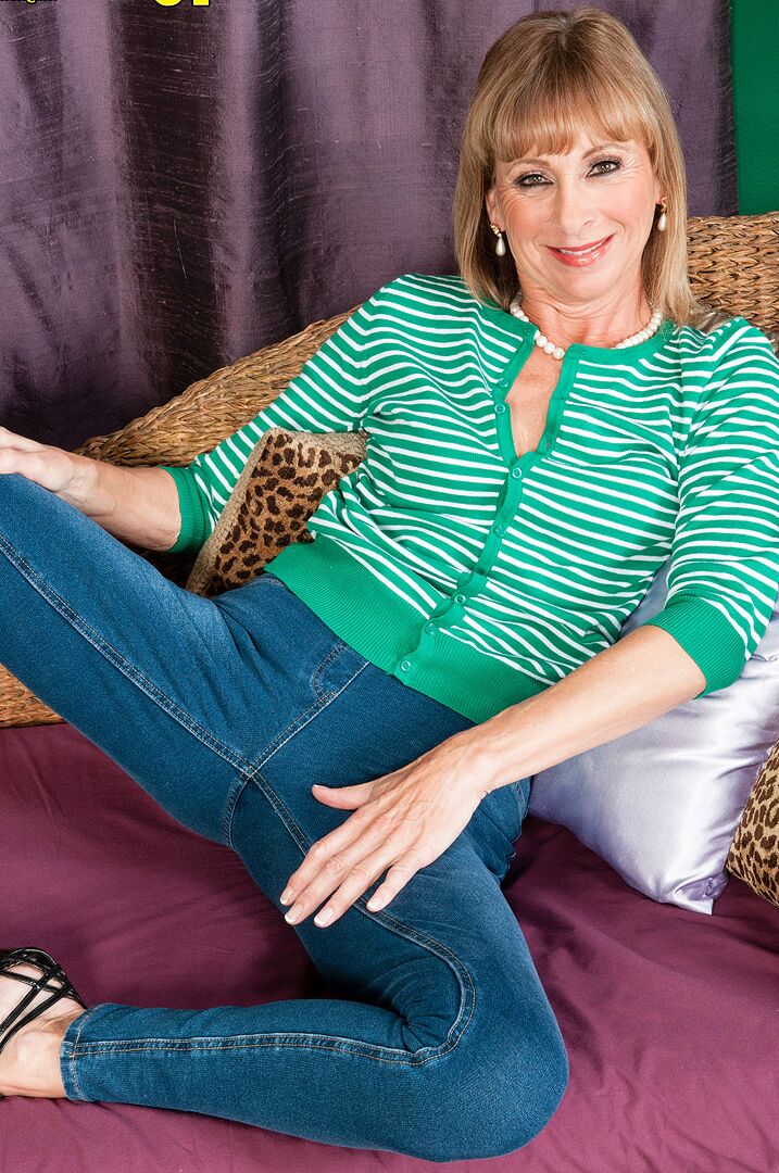 16P Esposa madura esbelta Patsy deixa cair seus jeans