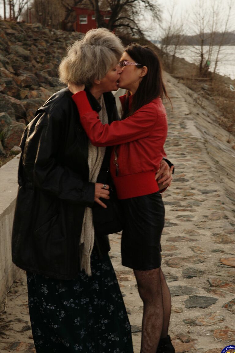 21P La abuela madura Birgitta K y una joven lesbiana se golpean los agujeros del amor