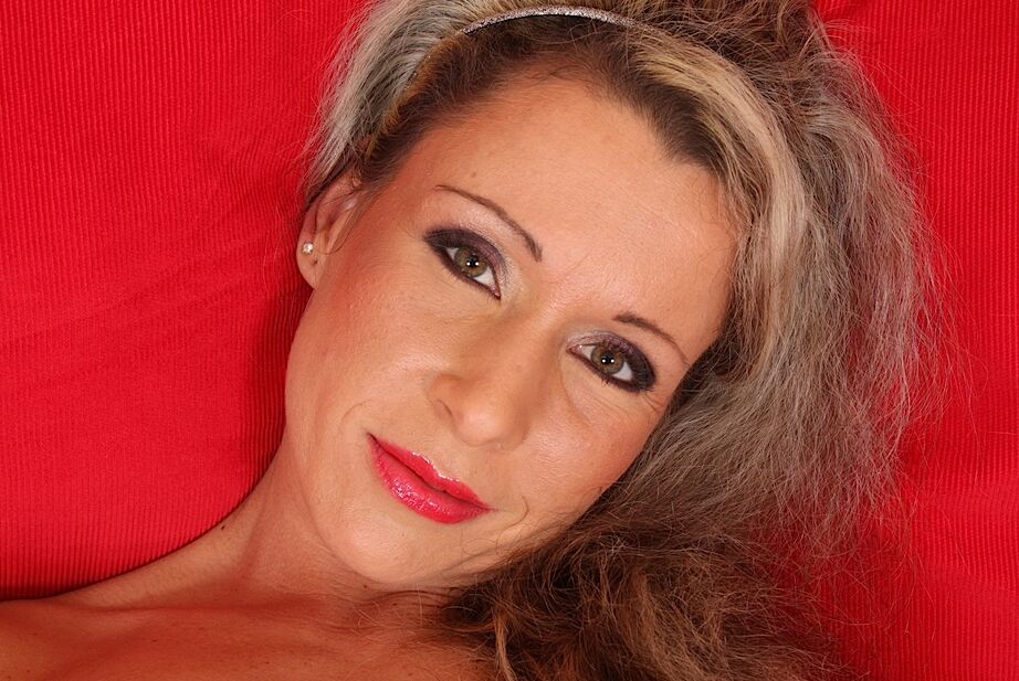16P Angie muestra su coño maduro en románticas escenas en solitario