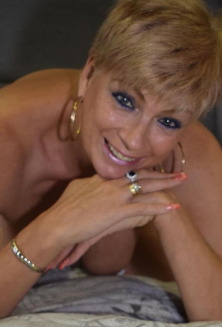 16P La rubia madura Dimonty pierde sus tetas naturales y su coño de la lencería