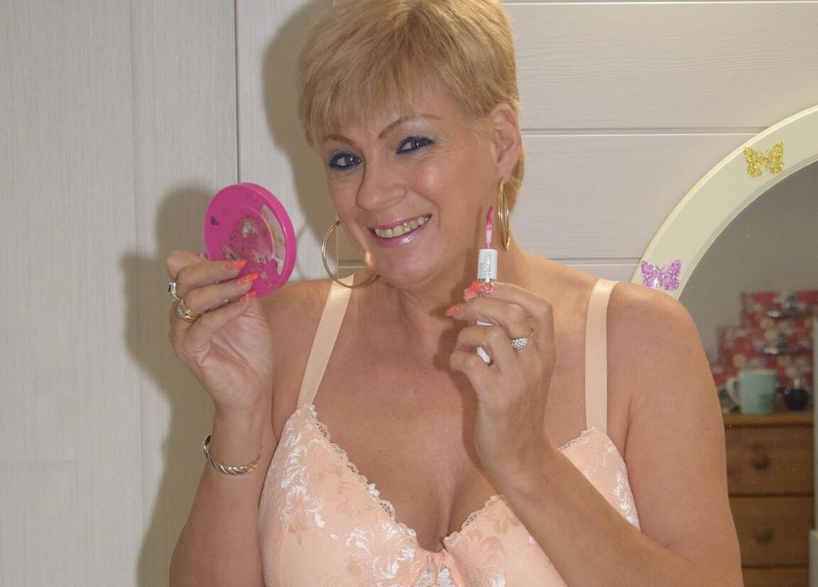 16P La rubia madura Dimonty pierde sus tetas naturales y su coño de la lencería