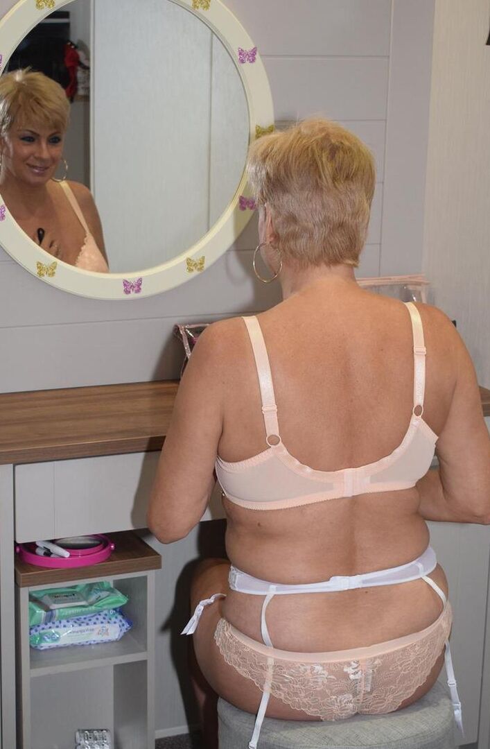 16P La rubia madura Dimonty pierde sus tetas naturales y su coño de la lencería