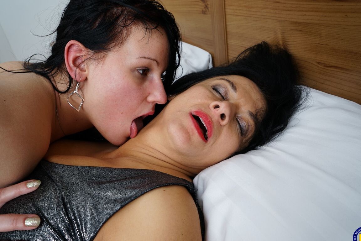 21P Elmira et Rochelle, maman aux cheveux noirs et belle-fille, se sucent la chatte
