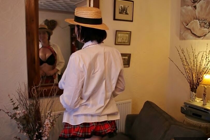 Juicey Janey, amateur britannique de 20P, expose ses fesses en portant des vêtements d'écolière