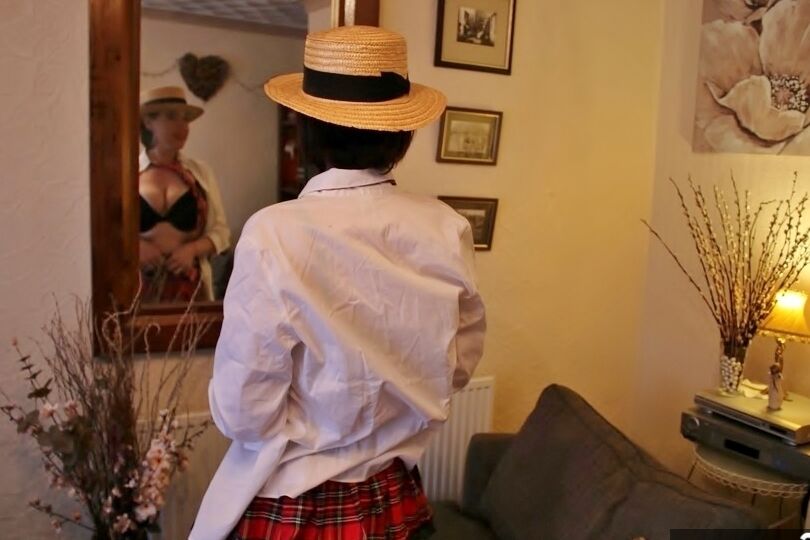 Juicey Janey, amateur britannique de 20P, expose ses fesses en portant des vêtements d'écolière