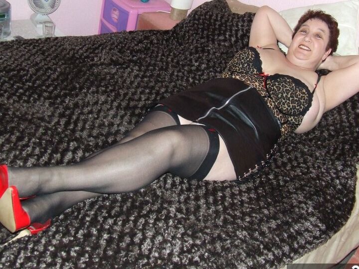 20P 太い年配の女性の変態キャロルが T バックを脱ぐ前に大きなおっぱいを緩める