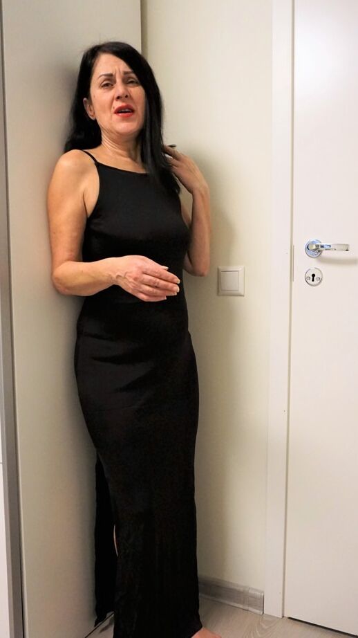 16P La dame aux cheveux noirs Diana Ananta remonte sa longue robe pour montrer sa chatte taillée