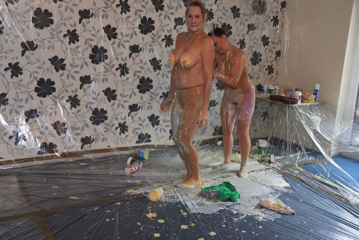 20P A modelo amadora Molly MILF e sua amiga lésbica se cobrem com pintura corporal
