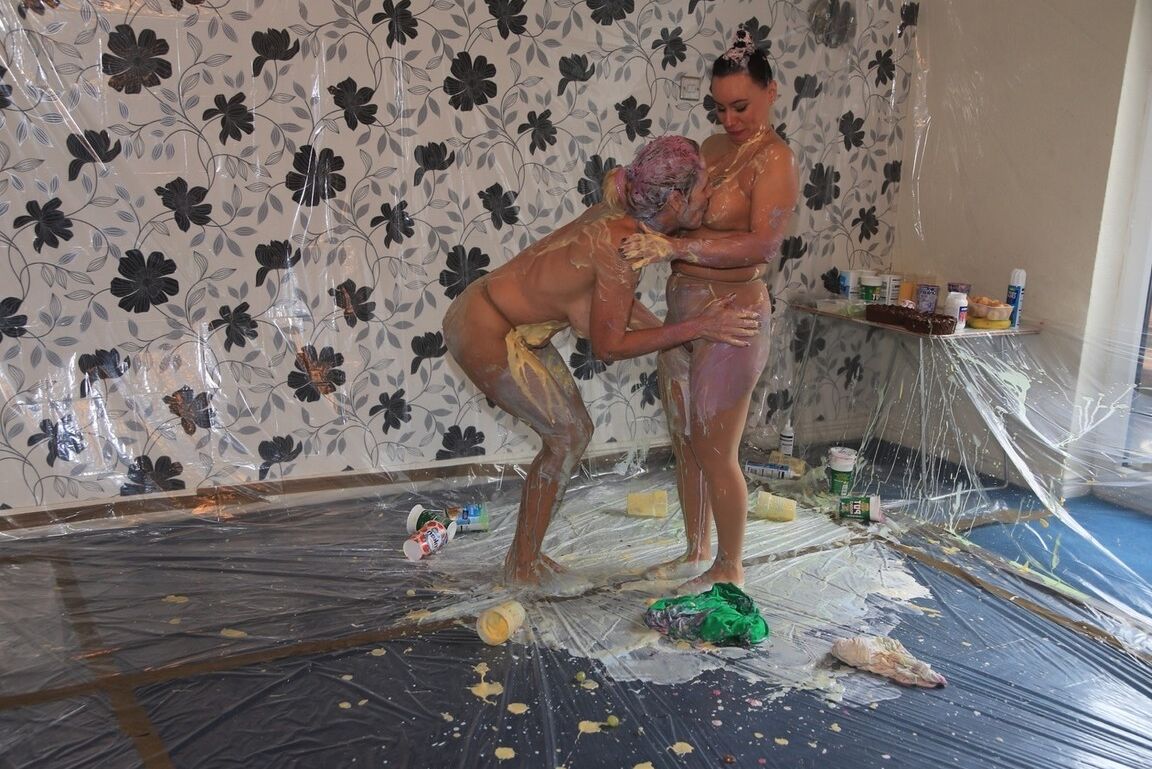 20P A modelo amadora Molly MILF e sua amiga lésbica se cobrem com pintura corporal