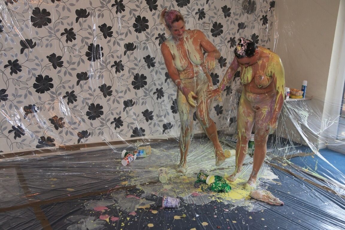 20P A modelo amadora Molly MILF e sua amiga lésbica se cobrem com pintura corporal