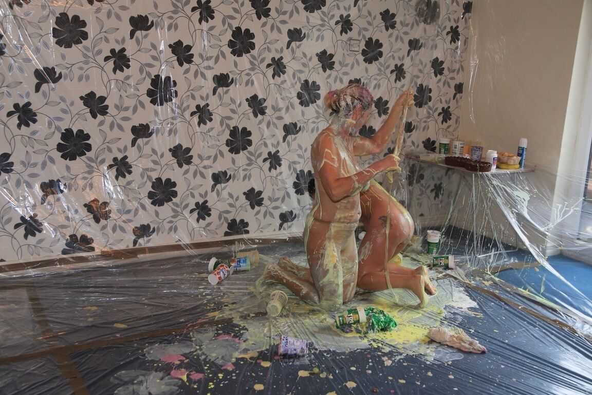 20P A modelo amadora Molly MILF e sua amiga lésbica se cobrem com pintura corporal