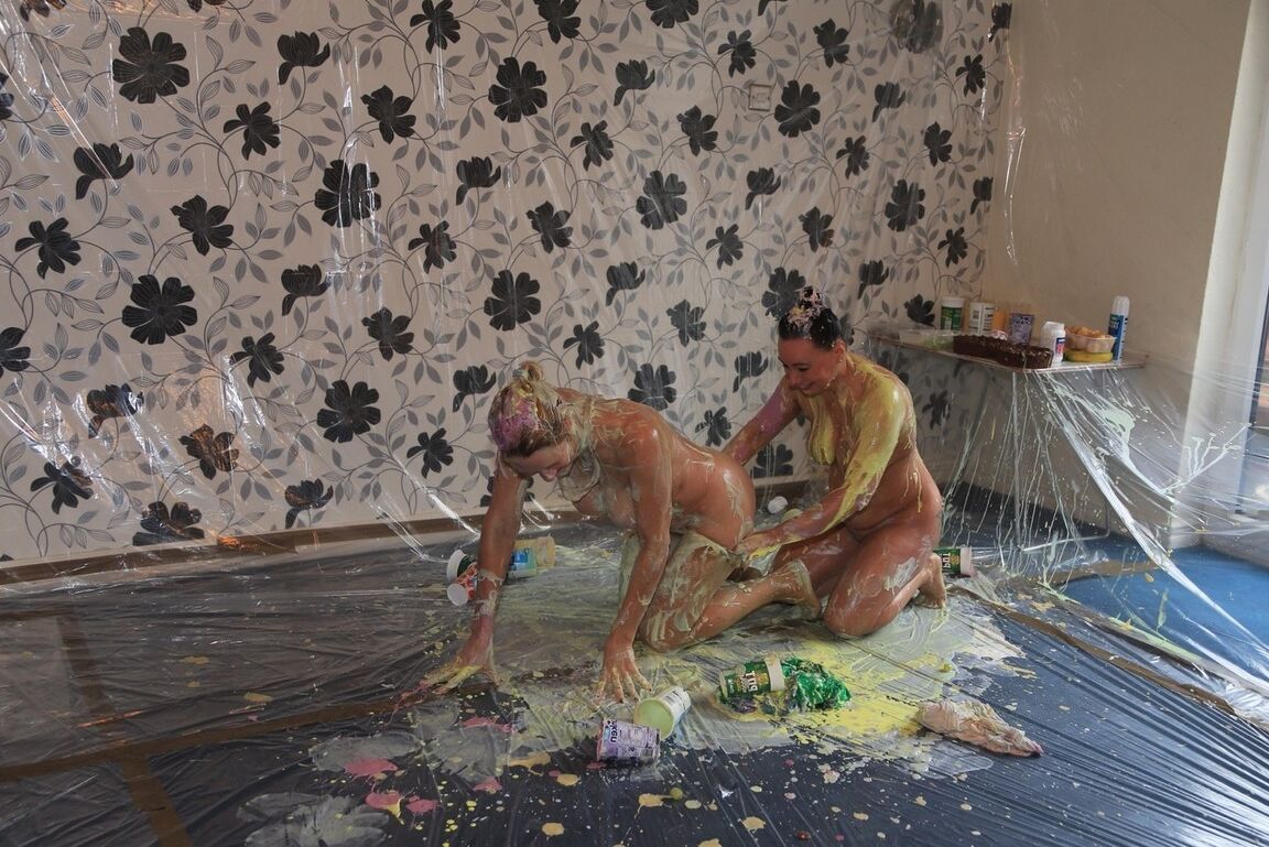 20P A modelo amadora Molly MILF e sua amiga lésbica se cobrem com pintura corporal