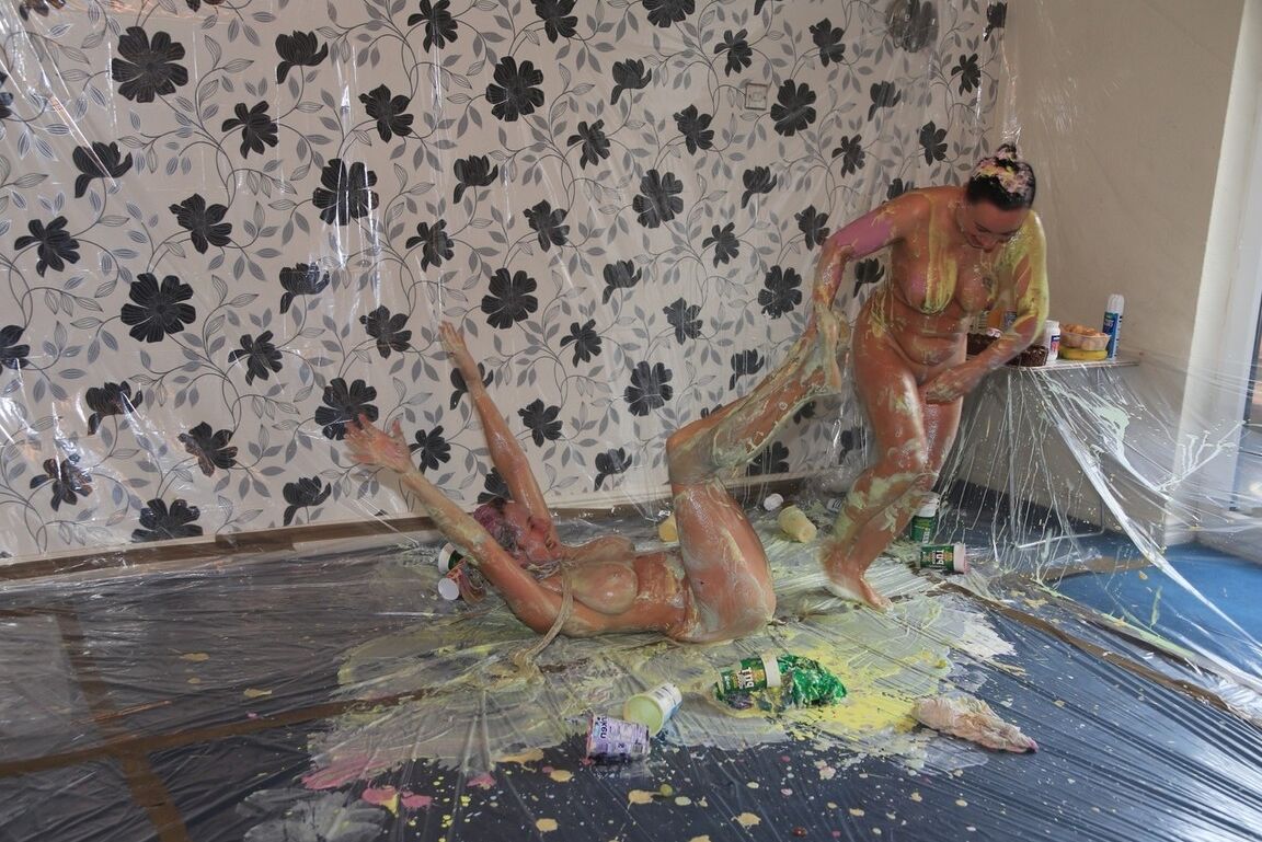 20P A modelo amadora Molly MILF e sua amiga lésbica se cobrem com pintura corporal