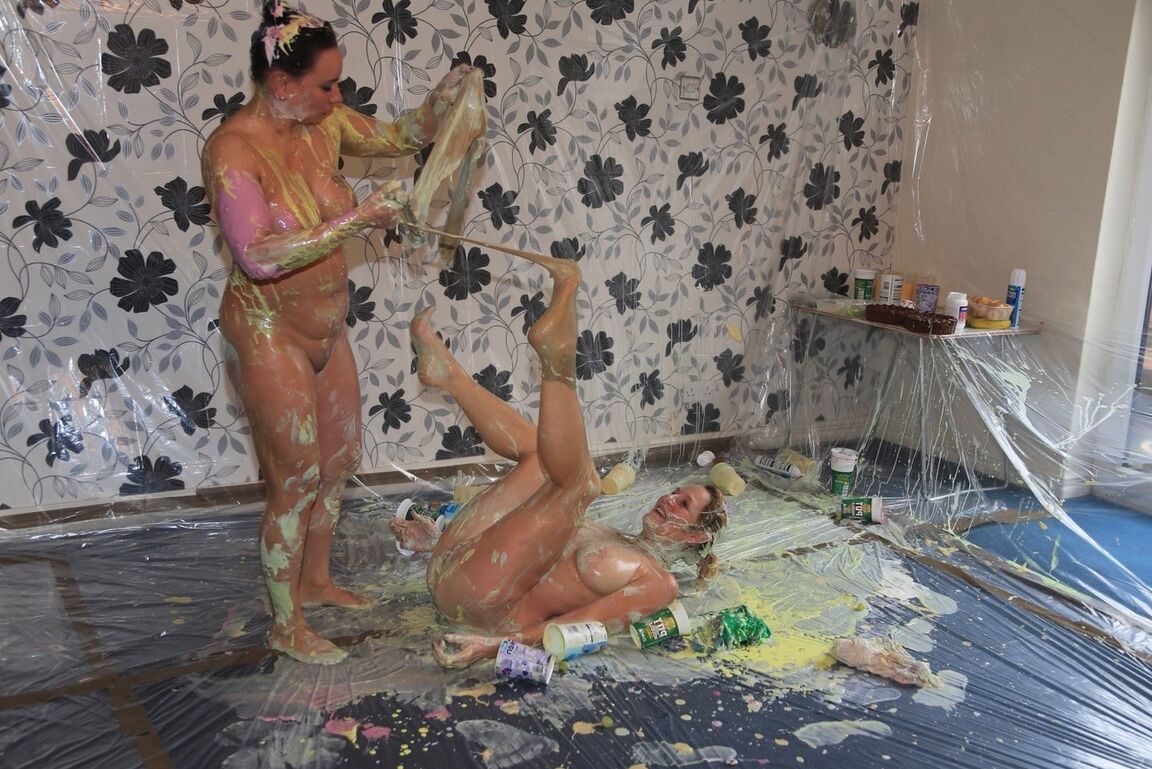 20P A modelo amadora Molly MILF e sua amiga lésbica se cobrem com pintura corporal