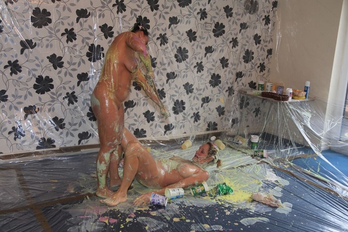 20P A modelo amadora Molly MILF e sua amiga lésbica se cobrem com pintura corporal