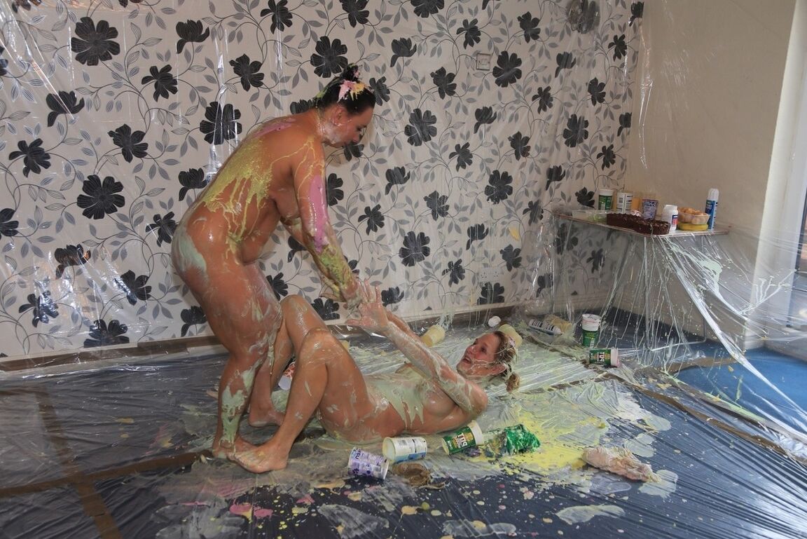 20P A modelo amadora Molly MILF e sua amiga lésbica se cobrem com pintura corporal