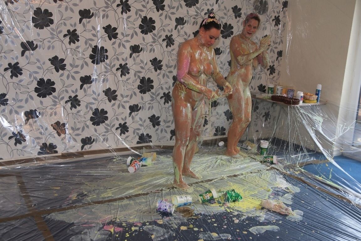 20P A modelo amadora Molly MILF e sua amiga lésbica se cobrem com pintura corporal