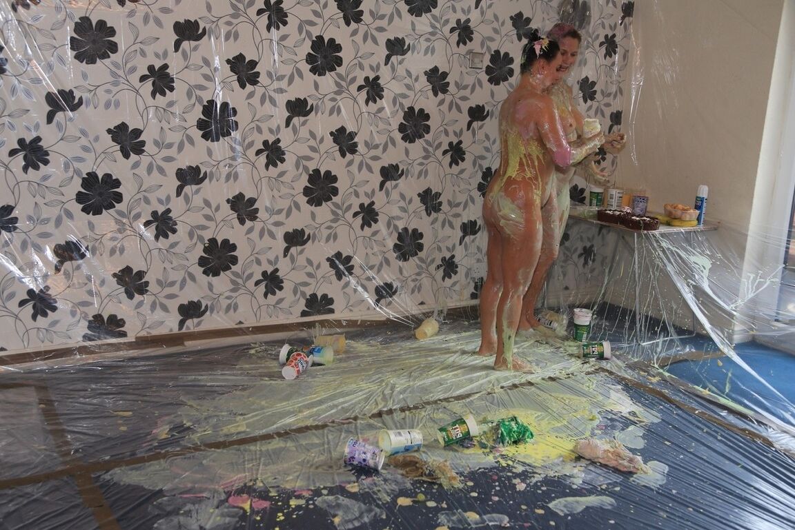 20P A modelo amadora Molly MILF e sua amiga lésbica se cobrem com pintura corporal
