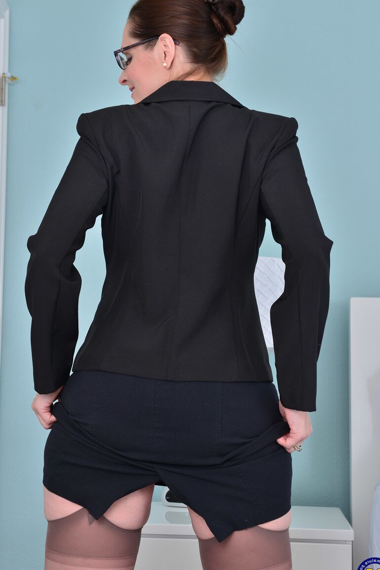 21P La traviesa secretaria madura Christina Sapphire se desnuda y se masturba con un juguete