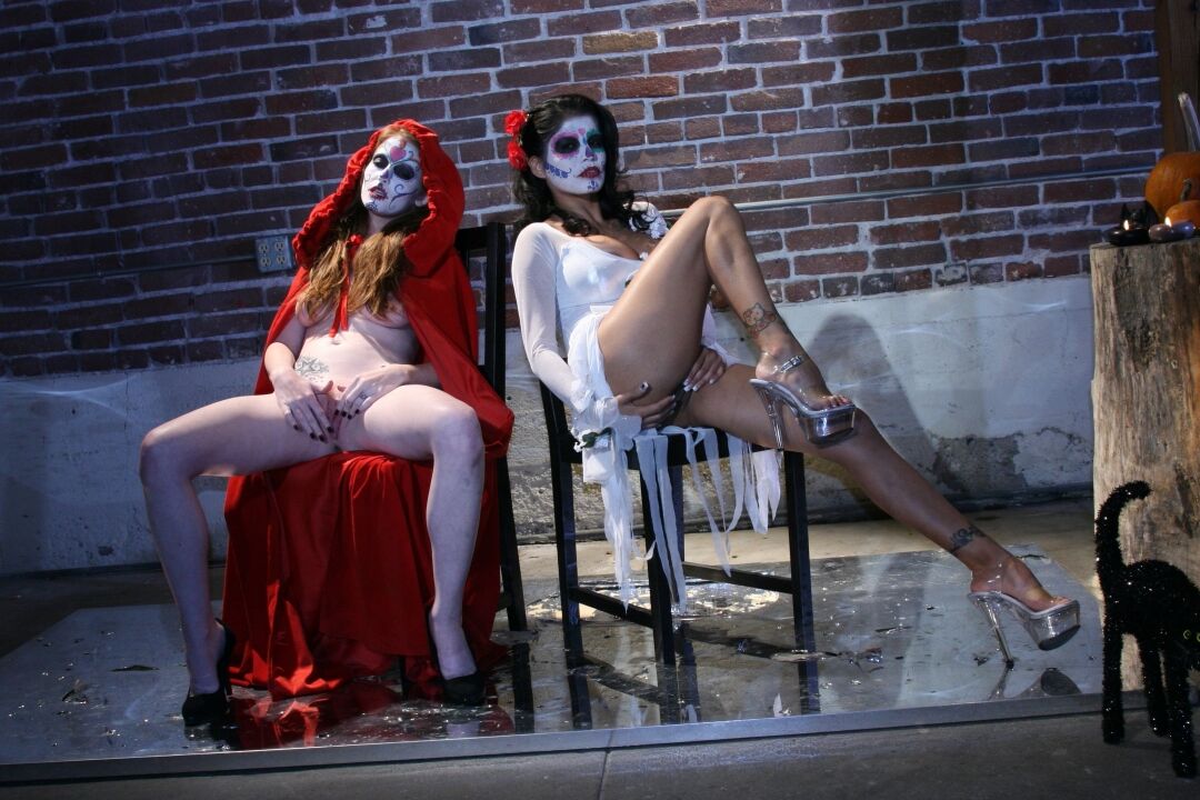 21P Las vampiras cachondas Alexis Amore y Nikki Rhodes se masturban juntas