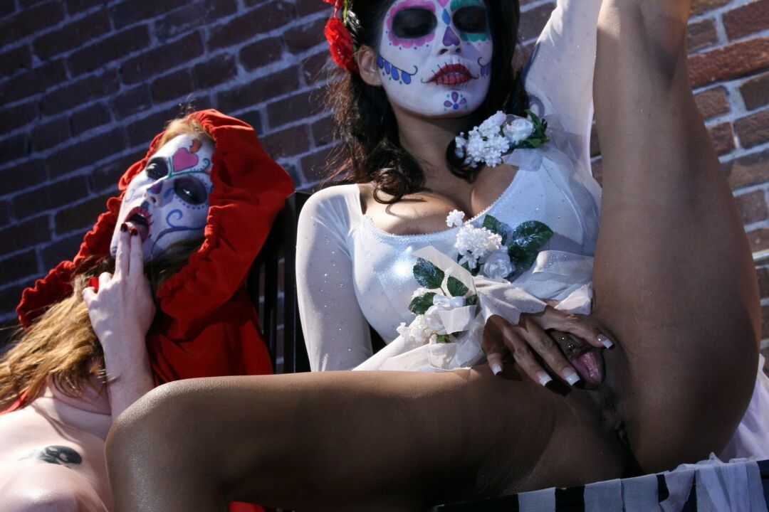 21P Las vampiras cachondas Alexis Amore y Nikki Rhodes se masturban juntas