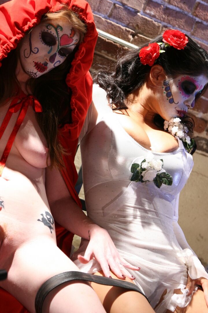 21P Las vampiras cachondas Alexis Amore y Nikki Rhodes se masturban juntas